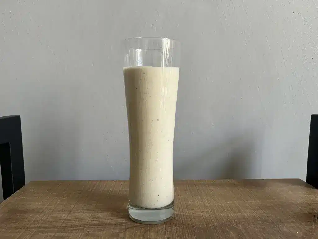 zubereiteter Zunehmshake im Glas