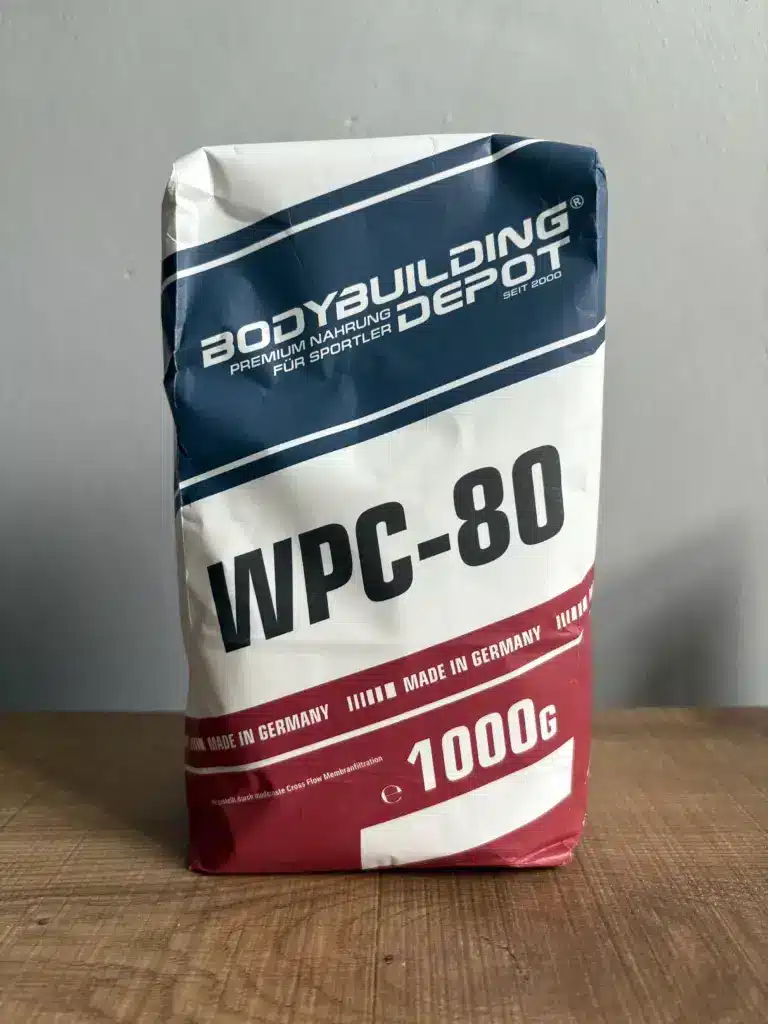 Verpackung vom Bodybuilddepot WPC 80 Whey Proteinkonzentrat auf einem Küchentisch