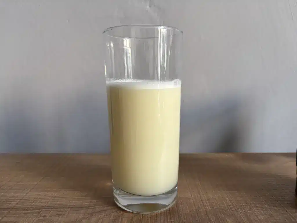 Das Gold Standard Whey gemischt mit Wasser in einem Glas