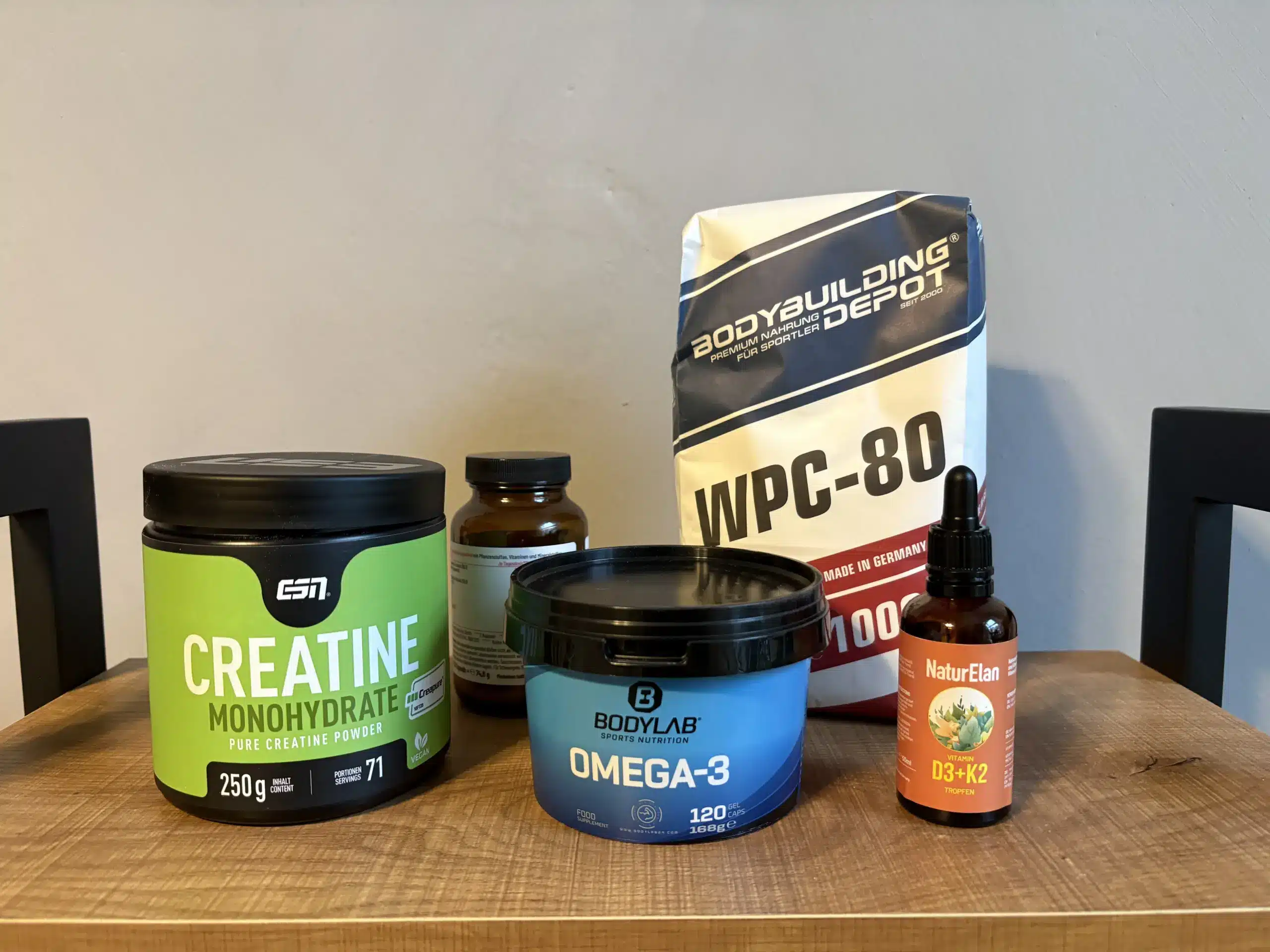 Verschiedene Supplements für Muskelaufbau mit Creatin, Whey, Omega 3 und Vitamin D