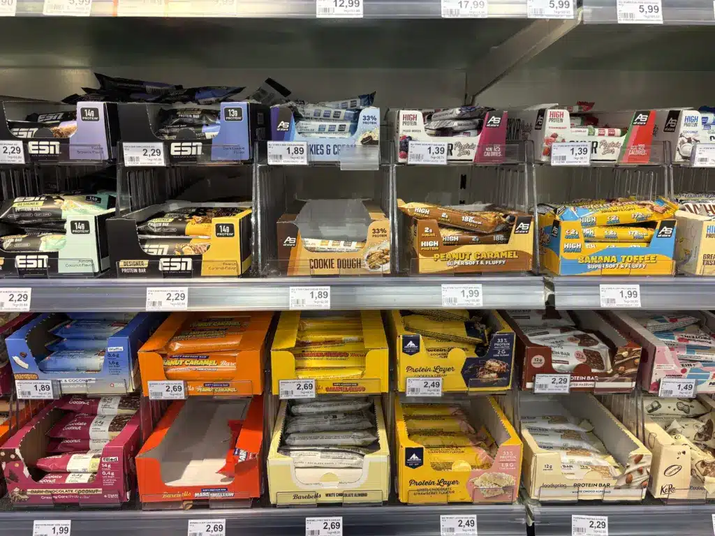 Eine Auswahl von gesunden Proteinriegeln im Supermarkt