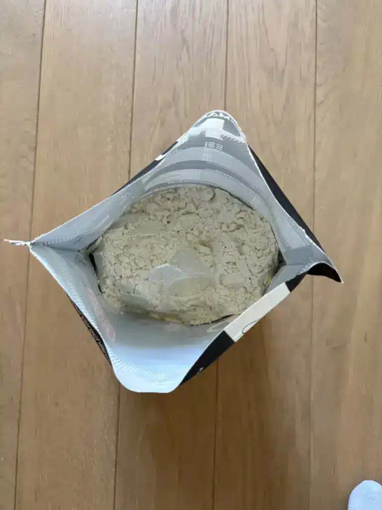 Eine geöffnete Verpackung vom Mammut Whey Protein steht auf einem Tisch