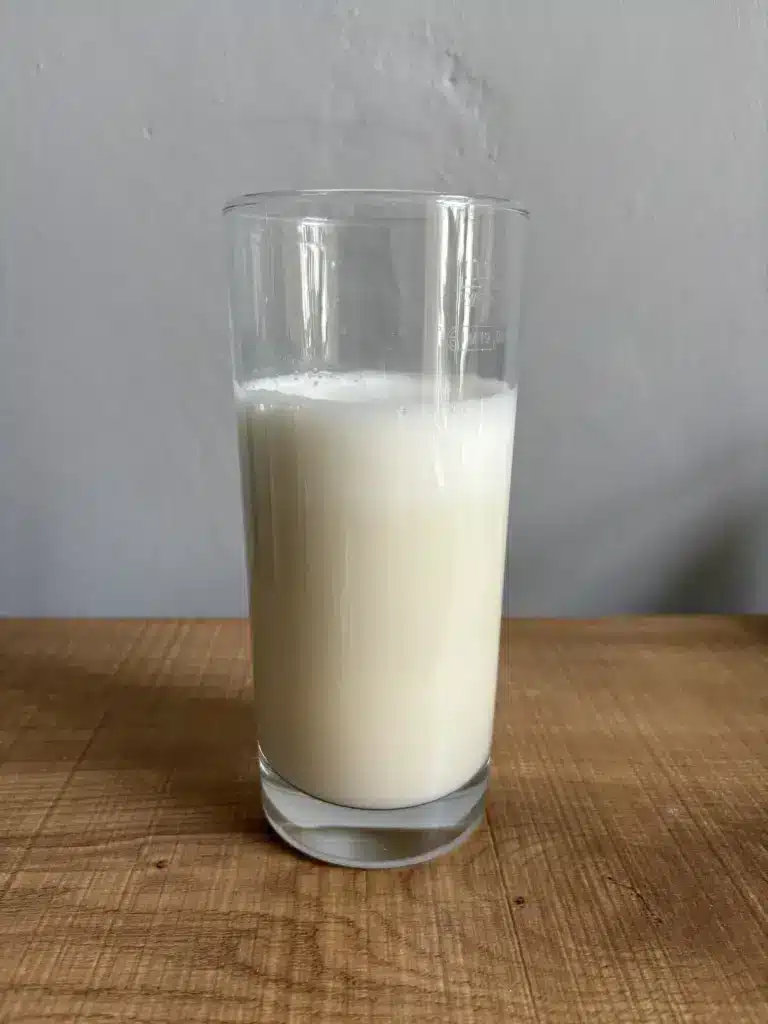 Ein glas mit Mammut Whey Proteinpulver, das mit Wasser fü einen Test gemischt wurde auf einem Tisch