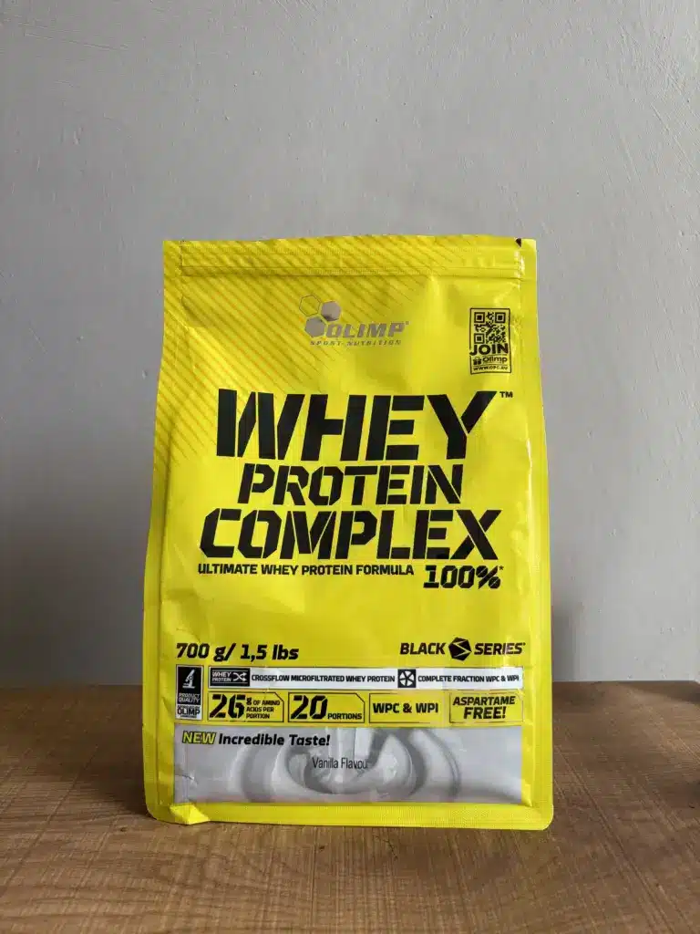 Das Olimp Whey Protein Complex 100% auf einem Tisch