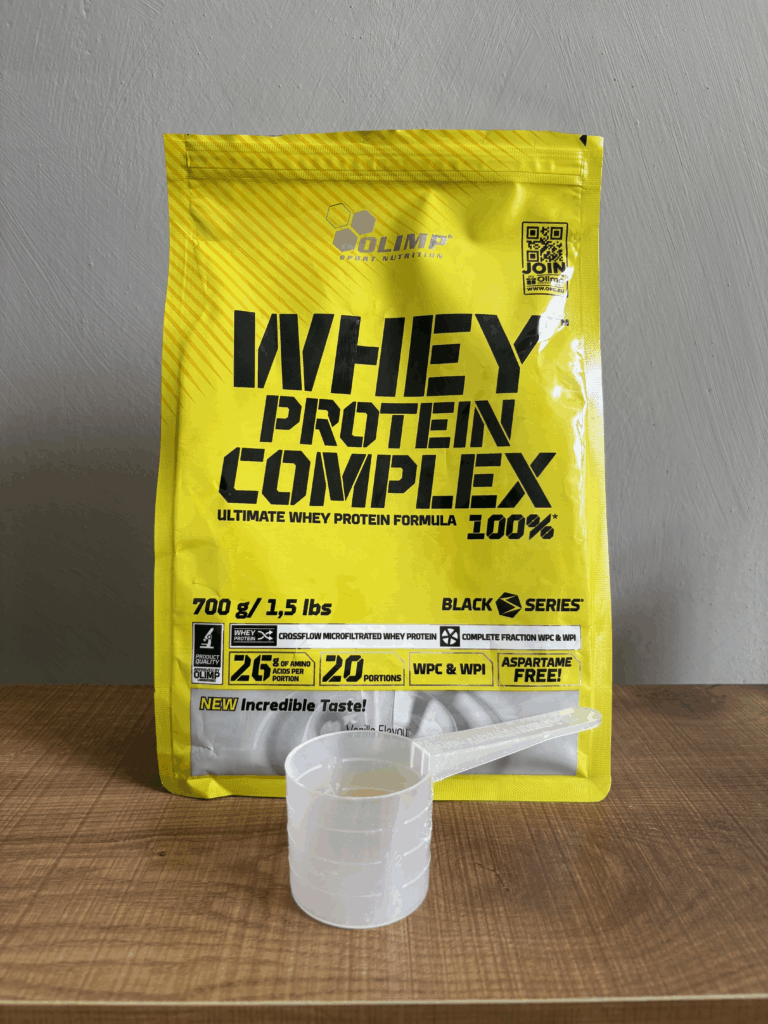 Verpackung vom Olimp Whey Protein Compley 100% mit Dosierlöffel