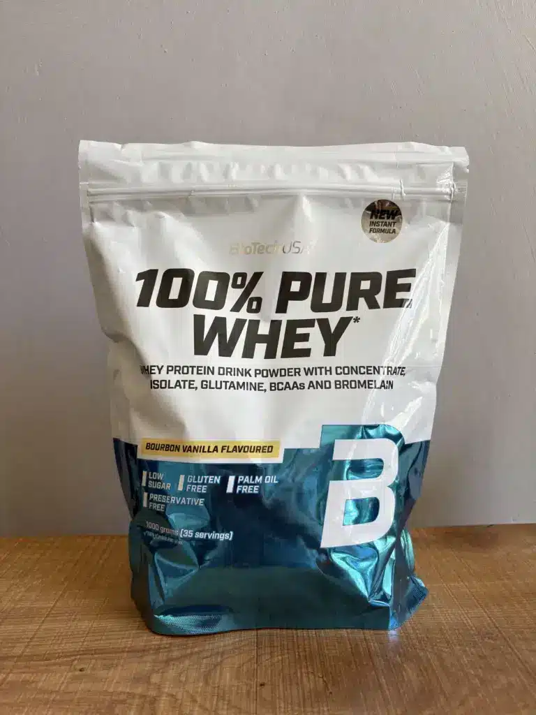 Das Biotech USA Pure Whey Protein in der 1 kg Packung steht auf einem Tisch
