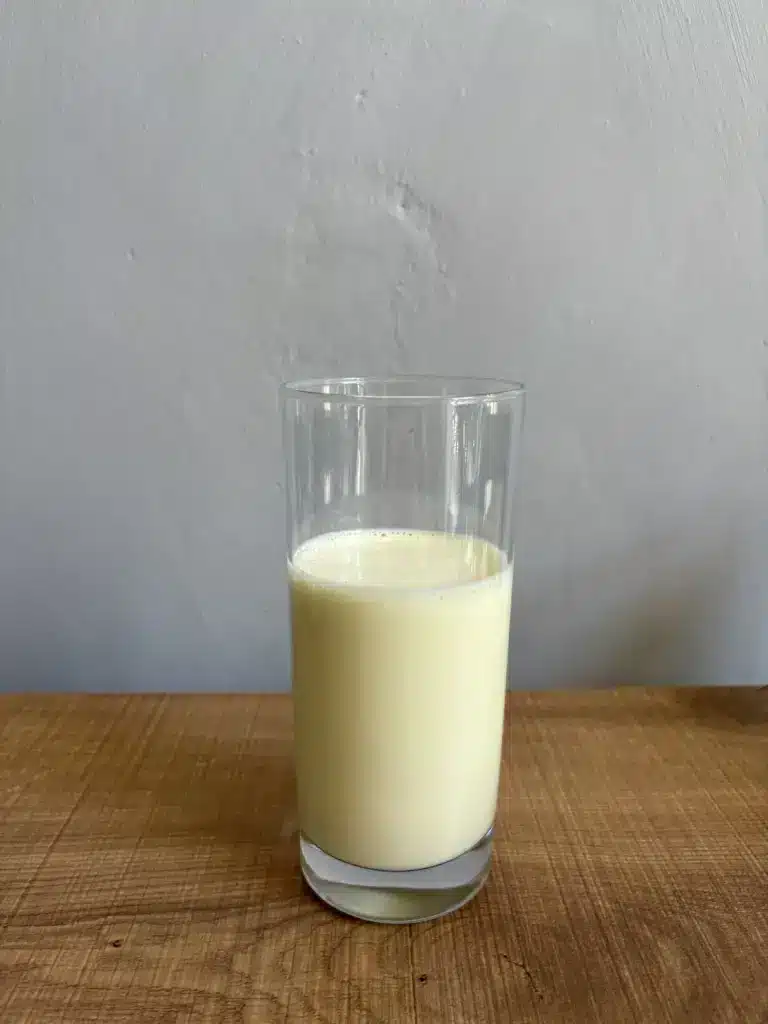 Das BioTech USA 100% Pure Whey mit Vollmilch gemischt in einem Glas
