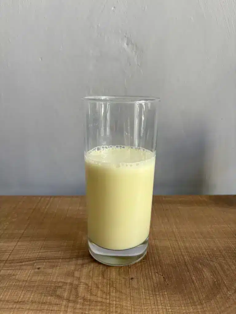 Das BioTech USA 100% Pure Whey mit Wasser gemischt in einem Glas